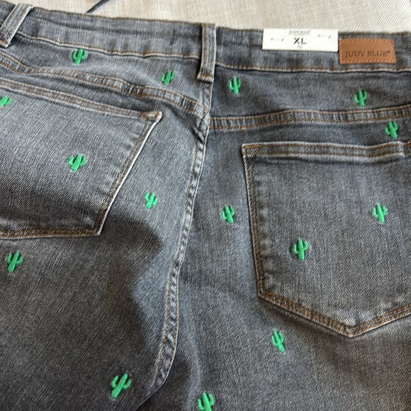 Judy Blue Cactus Embroidered Grey High Waist Cut Off Shorts! So Adorable! XL - Picture 6 of 9